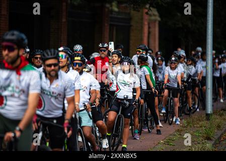 25. August 2024, den Haag (die Haag, Südholland, Niederlande: Radfahrer sammeln sich vor dem Internationalen Gerichtshof zusammen, bevor sie ihr Ziel erreichen. Am 25. August 2024 trafen 100 Radfahrer, die an Cycling 4 Gaza teilnahmen, im Gebäude des Internationalen Gerichtshofs in den Haag ein. Die Radfahrer aus 28 verschiedenen Ländern unternahmen in vier Tagen eine 300 km lange Tour von Gent in Belgien nach den Haag in den Niederlanden. Im 14. Jahr der Veranstaltung wurden mehr als 600.000 Â zur Unterstützung der psychischen Gesundheit und des Wohlbefindens von Kindern in Gaza gesammelt. (Foto: © James Petermeier/ZUMA Press Wire) EDITORIAL USA Stockfoto