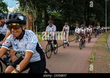 25. August 2024, den Haag (den Haag, Südholland, Niederlande: Radfahrer kommen beim Internationalen Gerichtshof an. Am 25. August 2024 trafen 100 Radfahrer, die an Cycling 4 Gaza teilnahmen, im Gebäude des Internationalen Gerichtshofs in den Haag ein. Die Radfahrer aus 28 verschiedenen Ländern unternahmen in vier Tagen eine 300 km lange Tour von Gent in Belgien nach den Haag in den Niederlanden. Im 14. Jahr der Veranstaltung wurden mehr als 600.000 Â zur Unterstützung der psychischen Gesundheit und des Wohlbefindens von Kindern in Gaza gesammelt. (Kreditbild: © James Petermeier/ZUMA Press Wire) NUR REDAKTIONELLE VERWENDUNG! Nicht für kommerzielle ZWECKE! Stockfoto