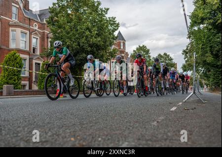 Cambridge, Großbritannien. August 2024. Die Fahrer treten im Elite-Frauen-Rennen an. Das Cambridge Criterium ist eine neue Radsportveranstaltung in Cambridge, bei der Fahrten für Einheimische sowie Rennen für Amateure und Elite-Radfahrer angeboten werden. Das Ziel ist es, den professionellen Radsport zum ersten Mal seit der Tour de France 2014 in die britische Fahrradhauptstadt zurückzubringen. (Foto: David Tramontan/SOPA Images/SIPA USA) Credit: SIPA USA/Alamy Live News Stockfoto