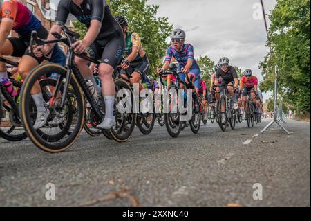 Cambridge, Großbritannien. August 2024. Die Fahrer treten im Elite-Frauen-Rennen an. Das Cambridge Criterium ist eine neue Radsportveranstaltung in Cambridge, bei der Fahrten für Einheimische sowie Rennen für Amateure und Elite-Radfahrer angeboten werden. Das Ziel ist es, den professionellen Radsport zum ersten Mal seit der Tour de France 2014 in die britische Fahrradhauptstadt zurückzubringen. (Foto: David Tramontan/SOPA Images/SIPA USA) Credit: SIPA USA/Alamy Live News Stockfoto