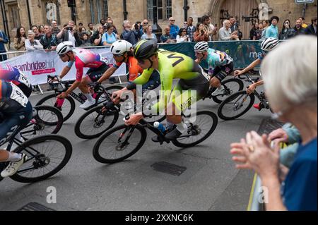 Cambridge, Großbritannien. August 2024. Die Fahrer treten im Elite-Männer-Rennen an. Das Cambridge Criterium ist eine neue Radsportveranstaltung in Cambridge, bei der Fahrten für Einheimische sowie Rennen für Amateure und Elite-Radfahrer angeboten werden. Das Ziel ist es, den professionellen Radsport zum ersten Mal seit der Tour de France 2014 in die britische Fahrradhauptstadt zurückzubringen. (Foto: David Tramontan/SOPA Images/SIPA USA) Credit: SIPA USA/Alamy Live News Stockfoto