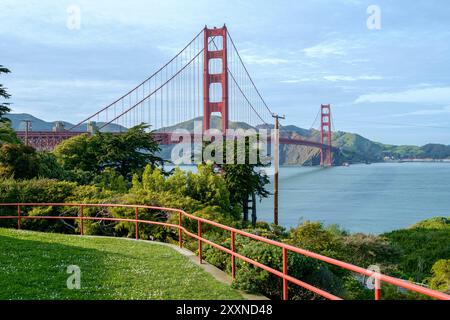 Die berühmte Golden Gate Bridge überspannt die Bucht an einem bewölkten Nachmittag. Stockfoto