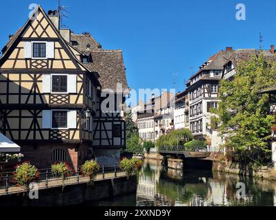 Straßburg Themenbild - Straßburg, Straßburg, Straßburg, Straßburg, Elsass, Frankreich Themenbild - Straßburg, Straßburg, Straßburg, Straßburg, Elsass, Frankreich das Viertel La Petite France Bild in Straßburg ist ein historischer Stadtteil auf der Grande Ãle. Der Ort ist seit 1988 als Weltkulturerbe der UNESCO gelistet. Straßburg ist die Hauptstadt der Region Elsace-Champagne-Ardenne-Lorraine im Nordosten Frankreichs und auch offizieller Sitz des Europäischen Parlaments. Die Stadt, mit Ihrer malerischen Altstadt, liegt an der Grenze zu Deutschland *** Straßburg Themenbild Straßburg Stockfoto