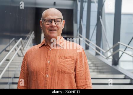 Happy Senior Skandinavian man Porträt im Freien Herbst in Finnland Konzept Stockfoto