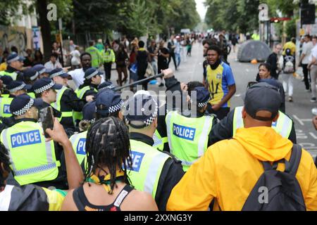 London, Großbritannien, 25. August 2024. Bild eines Schwarzen Mannes, der von der Polizei mit Schlagstöcken geschlagen und verhaftet wird. Quelle: Martin Suker/Alamy Live News Stockfoto