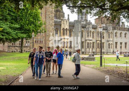 Besucher des Schlosses und des Schlossgeländes in der walisischen Hauptstadt Cardiff Wales Stockfoto