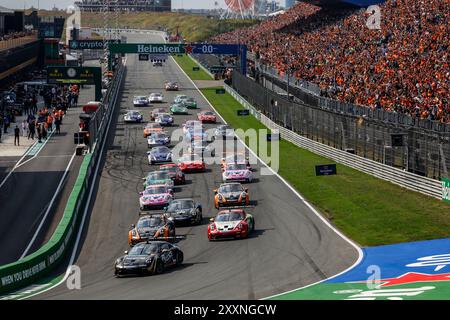 Zandvoort, Niederlande. August 2024. Start, #12 Larry Ten Voorde (NL, Schumacher CLRT), #23 Huub van Eijndhoven (NL, Uniserver von Team GP Elite), #9 Jaap van Lagen (NL, Dinamic Motorsport), Porsche Mobil 1 Supercup auf dem Circuit Zandvoort am 25. August 2024 in Zandvoort, Niederlande. (Foto von HOCH ZWEI) Credit: dpa/Alamy Live News Stockfoto