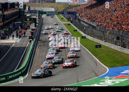 Zandvoort, Niederlande. August 2024. Start, #12 Larry Ten Voorde (NL, Schumacher CLRT), #23 Huub van Eijndhoven (NL, Uniserver von Team GP Elite), #9 Jaap van Lagen (NL, Dinamic Motorsport), Porsche Mobil 1 Supercup auf dem Circuit Zandvoort am 25. August 2024 in Zandvoort, Niederlande. (Foto von HOCH ZWEI) Credit: dpa/Alamy Live News Stockfoto