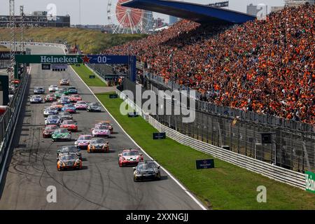 Zandvoort, Niederlande. August 2024. Start, #12 Larry Ten Voorde (NL, Schumacher CLRT), #23 Huub van Eijndhoven (NL, Uniserver von Team GP Elite), #9 Jaap van Lagen (NL, Dinamic Motorsport), Porsche Mobil 1 Supercup auf dem Circuit Zandvoort am 25. August 2024 in Zandvoort, Niederlande. (Foto von HOCH ZWEI) Credit: dpa/Alamy Live News Stockfoto