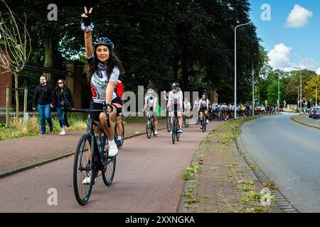 Den Haag, Niederlande. August 2024. Radfahrer kommen vor dem Internationalen Gerichtshof. Am 25. August 2024 trafen 100 Radfahrer, die an Cycling 4 Gaza teilnahmen, im Gebäude des Internationalen Gerichtshofs in den Haag ein. Die Radfahrer aus 28 verschiedenen Ländern unternahmen in vier Tagen eine 300 km lange Tour von Gent in Belgien nach den Haag in den Niederlanden. Im 14. Jahr der Veranstaltung wurden mehr als 600.000 Â zur Unterstützung der psychischen Gesundheit und des Wohlbefindens von Kindern in Gaza gesammelt. (Kreditbild: © James Petermeier/ZUMA Press Wire) NUR REDAKTIONELLE VERWENDUNG! Nicht für kommerzielle ZWECKE! Stockfoto