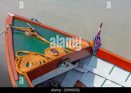 Seilspulen am Bug eines kleinen Schlauchbootes beim Steveston Maritime Festival in British Columbia Stockfoto