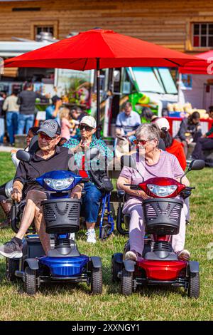 Senioren sehen Darsteller beim Steveston Maritime Festival 2024 in British Columbia, Kanada Stockfoto