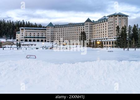 Lake Louise, Kanada, 11. Februar 2023: Fairmont Château Lake Louise Eisring, Banff National Park in der Dämmerung Stockfoto