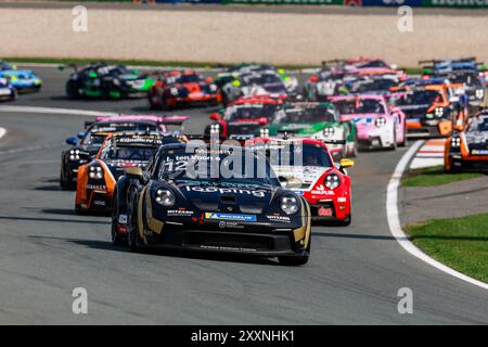 Zandvoort, Niederlande. August 2024. Start, #12 Larry Ten Voorde (NL, Schumacher CLRT), Porsche Mobil 1 Supercup auf dem Circuit Zandvoort am 25. August 2024 in Zandvoort, Niederlande. (Foto von HOCH ZWEI) Credit: dpa/Alamy Live News Stockfoto