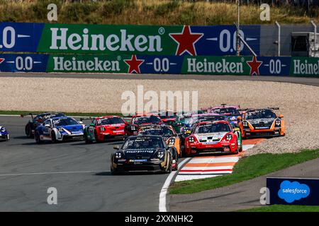 Zandvoort, Niederlande. August 2024. Start, #12 Larry Ten Voorde (NL, Schumacher CLRT), #23 Huub van Eijndhoven (NL, Uniserver von Team GP Elite), #9 Jaap van Lagen (NL, Dinamic Motorsport), Porsche Mobil 1 Supercup auf dem Circuit Zandvoort am 25. August 2024 in Zandvoort, Niederlande. (Foto von HOCH ZWEI) Credit: dpa/Alamy Live News Stockfoto