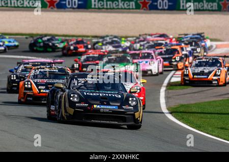 Zandvoort, Niederlande. August 2024. Start, #12 Larry Ten Voorde (NL, Schumacher CLRT), Porsche Mobil 1 Supercup auf dem Circuit Zandvoort am 25. August 2024 in Zandvoort, Niederlande. (Foto von HOCH ZWEI) Credit: dpa/Alamy Live News Stockfoto