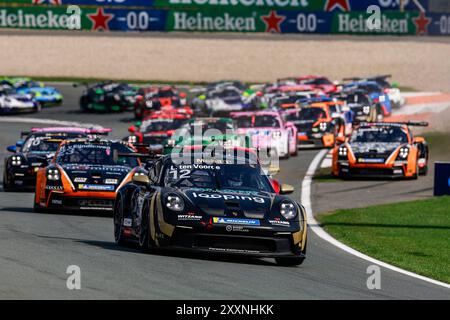 Zandvoort, Niederlande. August 2024. Start, #12 Larry Ten Voorde (NL, Schumacher CLRT), Porsche Mobil 1 Supercup auf dem Circuit Zandvoort am 25. August 2024 in Zandvoort, Niederlande. (Foto von HOCH ZWEI) Credit: dpa/Alamy Live News Stockfoto