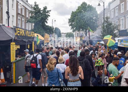 London, Großbritannien. August 2024. Am ersten Tag des Notting Hill Karnevals in diesem Jahr packen Tausende von Menschen die Straßen. Die jährliche Veranstaltung in Londons beliebter Umgebung Notting Hill zieht rund eine Million Menschen an und ist in erster Linie eine Feier der karibischen Kultur. Quelle: SOPA Images Limited/Alamy Live News Stockfoto