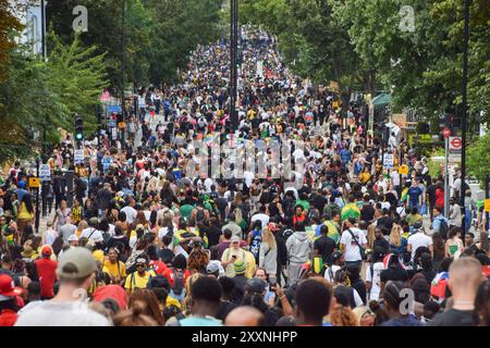 London, Großbritannien. August 2024. Am ersten Tag des Notting Hill Karnevals in diesem Jahr packen Tausende von Menschen die Straßen. Die jährliche Veranstaltung in Londons beliebter Umgebung Notting Hill zieht rund eine Million Menschen an und ist in erster Linie eine Feier der karibischen Kultur. Quelle: SOPA Images Limited/Alamy Live News Stockfoto