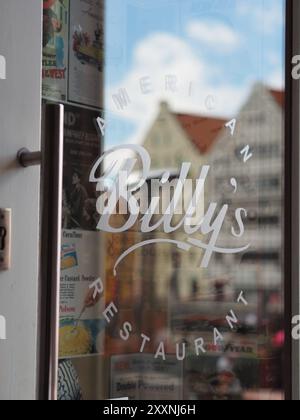 Danzig, Polen - 13. Juli 2024: Das Bild fängt den Eingang zu Billy's Restaurant ein, das mit einem unverwechselbaren Retro-Design und sichtbaren Si Stockfoto