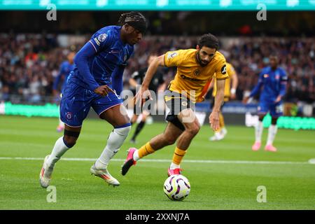 Wolverhampton, West Midlands, Großbritannien. August 2024; Molineux Stadium, Wolverhampton, West Midlands, England; Premier League Football, Wolverhampton Wanderers gegen Chelsea; Noni Madueke von Chelsea spielt gegen Rayan Ait-Nouri von Wolverhampton Wanderers Credit: Action Plus Sports Images/Alamy Live News Stockfoto