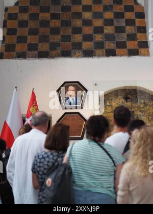 Danzig, Polen - 13. Juli 2024: Dieses Bild zeigt eine Gruppe von Menschen, die ein Porträt in einem musealen Umfeld beobachten und die gemeinsame Wertschätzung für h demonstrieren Stockfoto