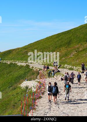 Tatra, Polen - 27. Juli 2024: Wanderer begeben sich auf einen Steinweg mit atemberaubender Bergkulisse, um die Essenz des Adventes zu erfassen Stockfoto