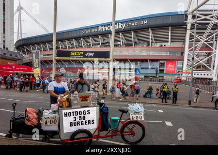 Hot Dogs und Burger zum Verkauf an Sportfans, die sich zu einem Grand prix auf dem speedway im Fürstentum-Stadion in der walisischen Hauptstadt Cardiff treffen Stockfoto