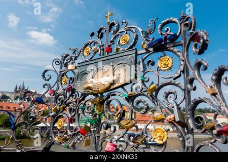 Heiliger Johannes von Nepomuk auf der Karlsbrücke, Prag, Tschechische Republik, Prag, Karlsbrücke, Europa, Stadt Prag Brückendetail Stockfoto