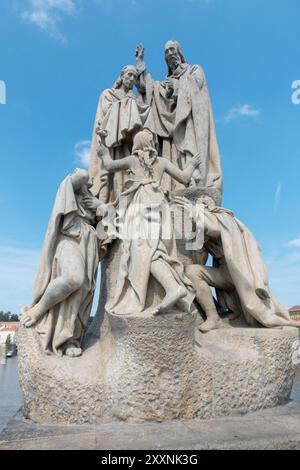 Skulptur der Heiligen Kyrill und Methodius auf der Karlsbrücke Prag Tschechische Republik Europa Stockfoto