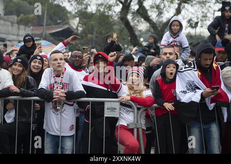 Sao Paulo, Brasilien. August 2024. SP - SAO PAULO - 08/25/2024 - BRASILIANISCHE A 2024, SAO PAULO x VITORIA - Fans während des Spiels zwischen Sao Paulo und Vitoria im Morumbi Stadion für die brasilianische A 2024 Meisterschaft. Foto: Anderson Romao/AGIF Credit: AGIF/Alamy Live News Stockfoto