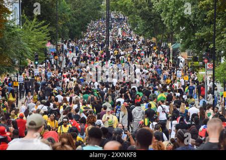 London, Großbritannien. August 2024. Am ersten Tag des Notting Hill Karnevals in diesem Jahr packen Tausende von Menschen die Straßen. Die jährliche Veranstaltung in Londons beliebter Umgebung Notting Hill zieht rund eine Million Menschen an und ist in erster Linie eine Feier der karibischen Kultur. (Foto: Vuk Valcic/SOPA Images/SIPA USA) Credit: SIPA USA/Alamy Live News Stockfoto