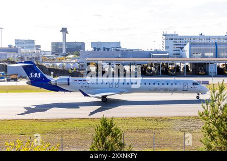Flughafen Arlanda, nördlich von Stockholm, Schweden, samstags. Im Bild: Scandinavian Airlines, Bombardier CRJ-900LR. Stockfoto