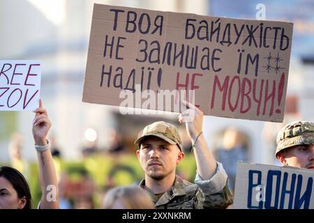 Kiew, Kiew-Stadt, Ukraine. August 2024. Freier Protest der Familie und Freunde von Soldaten, die von Russland in Gefangenschaft gehalten werden. Am 20. Mai 2022 ergaben sich die Soldaten Russland, um Leben in der Asovstaler Eisenhütte zu retten und die Werke von Mariupol zu stehlen. Einige wurden freigelassen, viele befinden sich noch immer in russischer Gefangenschaft. Mit der jüngsten Festnahme vieler russischer Wehrpflichtiger in Kursk steigt die Hoffnung auf einen Austausch von Kriegsgefangenen. Stockfoto