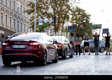 Kiew, Kiew-Stadt, Ukraine. August 2024. Freier Protest der Familie und Freunde von Soldaten, die von Russland in Gefangenschaft gehalten werden. Am 20. Mai 2022 ergaben sich die Soldaten Russland, um Leben in der Asovstaler Eisenhütte zu retten und die Werke von Mariupol zu stehlen. Einige wurden freigelassen, viele befinden sich noch immer in russischer Gefangenschaft. Mit der jüngsten Festnahme vieler russischer Wehrpflichtiger in Kursk steigt die Hoffnung auf einen Austausch von Kriegsgefangenen. Stockfoto