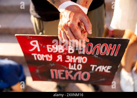 Kiew, Kiew-Stadt, Ukraine. August 2024. Freier Protest der Familie und Freunde von Soldaten, die von Russland in Gefangenschaft gehalten werden. Am 20. Mai 2022 ergaben sich die Soldaten Russland, um Leben in der Asovstaler Eisenhütte zu retten und die Werke von Mariupol zu stehlen. Einige wurden freigelassen, viele befinden sich noch immer in russischer Gefangenschaft. Mit der jüngsten Festnahme vieler russischer Wehrpflichtiger in Kursk steigt die Hoffnung auf einen Austausch von Kriegsgefangenen. Stockfoto