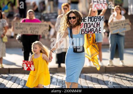 Kiew, Kiew-Stadt, Ukraine. August 2024. Freier Protest der Familie und Freunde von Soldaten, die von Russland in Gefangenschaft gehalten werden. Am 20. Mai 2022 ergaben sich die Soldaten Russland, um Leben in der Asovstaler Eisenhütte zu retten und die Werke von Mariupol zu stehlen. Einige wurden freigelassen, viele befinden sich noch immer in russischer Gefangenschaft. Mit der jüngsten Festnahme vieler russischer Wehrpflichtiger in Kursk steigt die Hoffnung auf einen Austausch von Kriegsgefangenen. Stockfoto