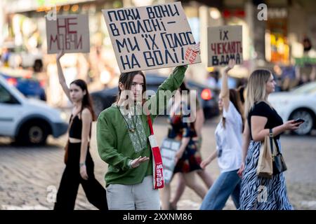 Kiew, Kiew-Stadt, Ukraine. August 2024. Freier Protest der Familie und Freunde von Soldaten, die von Russland in Gefangenschaft gehalten werden. Am 20. Mai 2022 ergaben sich die Soldaten Russland, um Leben in der Asovstaler Eisenhütte zu retten und die Werke von Mariupol zu stehlen. Einige wurden freigelassen, viele befinden sich noch immer in russischer Gefangenschaft. Mit der jüngsten Festnahme vieler russischer Wehrpflichtiger in Kursk steigt die Hoffnung auf einen Austausch von Kriegsgefangenen. Stockfoto