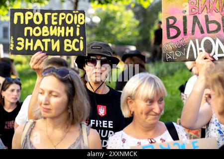 Kiew, Kiew-Stadt, Ukraine. August 2024. Mütter von gefangenen Söhnen aus der Asov-Brigade bei Free Asovstal Protest. Sie fordern die Freilassung aller gefangenen Mariupol-Verteidiger. Am 20. Mai 2022 ergaben sich die Soldaten Russland, um Leben in der Asovstaler Eisenhütte zu retten und die Werke von Mariupol zu stehlen. Einige wurden freigelassen, viele befinden sich noch immer in russischer Gefangenschaft. Mit der jüngsten Festnahme vieler russischer Wehrpflichtiger in Kursk steigt die Hoffnung auf einen Austausch von Kriegsgefangenen. Stockfoto