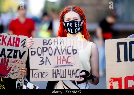 Kiew, Kiew-Stadt, Ukraine. August 2024. Freier Protest der Familie und Freunde von Soldaten, die von Russland in Gefangenschaft gehalten werden. Am 20. Mai 2022 ergaben sich die Soldaten Russland, um Leben in der Asovstaler Eisenhütte zu retten und die Werke von Mariupol zu stehlen. Einige wurden freigelassen, viele befinden sich noch immer in russischer Gefangenschaft. Mit der jüngsten Festnahme vieler russischer Wehrpflichtiger in Kursk steigt die Hoffnung auf einen Austausch von Kriegsgefangenen. Stockfoto