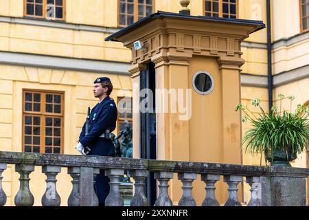 Schwedischer Tourismus, Drottningholm Palace, Drottningholm, Schweden. Drottningholm Palace (Schwedisch: Drottningholms slott), einer der Königspaläste Schwedens, liegt in der Nähe der schwedischen Hauptstadt Stockholm und ist die Privatresidenz der schwedischen Königsfamilie. Auf dem Bild: Königliche Wachen vor der Burg. Stockfoto