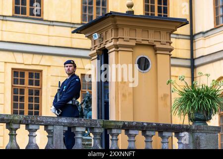 Schwedischer Tourismus, Drottningholm Palace, Drottningholm, Schweden. Drottningholm Palace (Schwedisch: Drottningholms slott), einer der Königspaläste Schwedens, liegt in der Nähe der schwedischen Hauptstadt Stockholm und ist die Privatresidenz der schwedischen Königsfamilie. Auf dem Bild: Königliche Wachen vor der Burg. Stockfoto