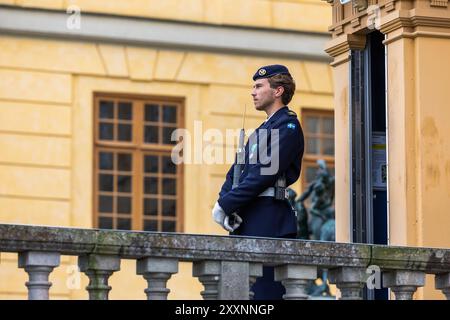 Schwedischer Tourismus, Drottningholm Palace, Drottningholm, Schweden. Drottningholm Palace (Schwedisch: Drottningholms slott), einer der Königspaläste Schwedens, liegt in der Nähe der schwedischen Hauptstadt Stockholm und ist die Privatresidenz der schwedischen Königsfamilie. Auf dem Bild: Königliche Wachen vor der Burg. Stockfoto