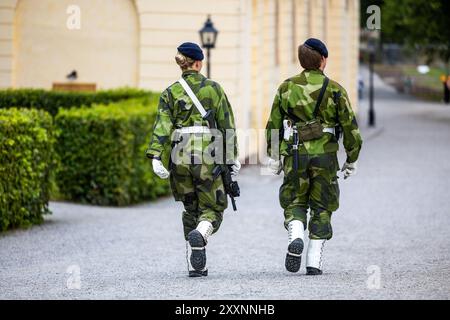 Schwedischer Tourismus, Drottningholm Palace, Drottningholm, Schweden. Drottningholm Palace (Schwedisch: Drottningholms slott), einer der Königspaläste Schwedens, liegt in der Nähe der schwedischen Hauptstadt Stockholm und ist die Privatresidenz der schwedischen Königsfamilie. Auf dem Bild: Königliche Wachen vor der Burg. Stockfoto