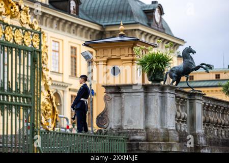 Schwedischer Tourismus, Drottningholm Palace, Drottningholm, Schweden. Drottningholm Palace (Schwedisch: Drottningholms slott), einer der Königspaläste Schwedens, liegt in der Nähe der schwedischen Hauptstadt Stockholm und ist die Privatresidenz der schwedischen Königsfamilie. Auf dem Bild: Königliche Wachen vor der Burg. Stockfoto