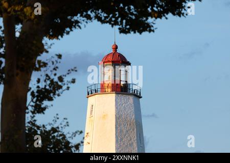 Der historische Sandy Hook Lighthouse ist bei Sonnenuntergang an einem Sommertag im August 2024 zu sehen Stockfoto