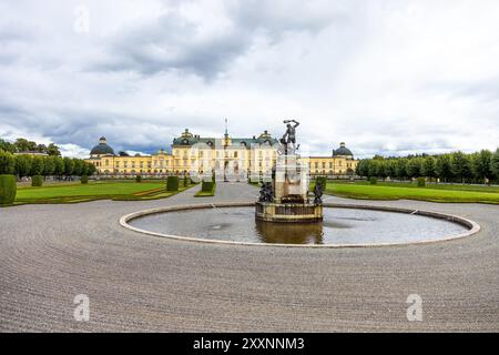 Schwedischer Tourismus, Drottningholm Palace, Drottningholm, Schweden. Drottningholm Palace (Schwedisch: Drottningholms slott), einer der Königspaläste Schwedens, liegt in der Nähe der schwedischen Hauptstadt Stockholm und ist die Privatresidenz der schwedischen Königsfamilie. Stockfoto