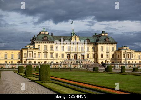 Schwedischer Tourismus, Drottningholm Palace, Drottningholm, Schweden. Drottningholm Palace (Schwedisch: Drottningholms slott), einer der Königspaläste Schwedens, liegt in der Nähe der schwedischen Hauptstadt Stockholm und ist die Privatresidenz der schwedischen Königsfamilie. Stockfoto