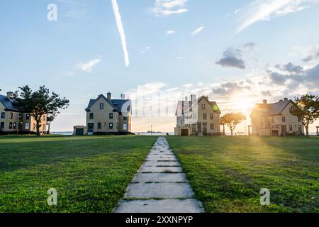 Ein wunderschöner Sonnenuntergang wird rund um die historische Architektur der Gebäude in Fort Hancock in Sandy Hook, New Jersey, festgehalten. Foto im August Stockfoto