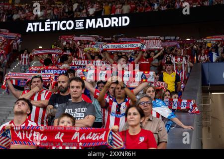 Madrid, Madrid, Spanien. August 2024. Atletico Madrid Fans beim Fußballspiel La Liga EA Sports 2024/25 zwischen Atletico Madrid und Girona FC im Estadio Civitas Metropolitano am 25. August 2024 in Madrid. (Kreditbild: © Alberto Gardin/ZUMA Press Wire) NUR REDAKTIONELLE VERWENDUNG! Nicht für kommerzielle ZWECKE! Quelle: ZUMA Press, Inc./Alamy Live News Stockfoto